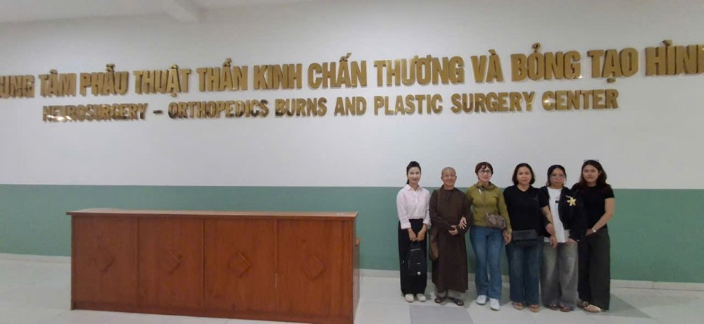 Đà Nẵng: Chùa Phổ Hiền thăm và tặng quà cho bệnh nhân tại các bệnh viện trọng điểm