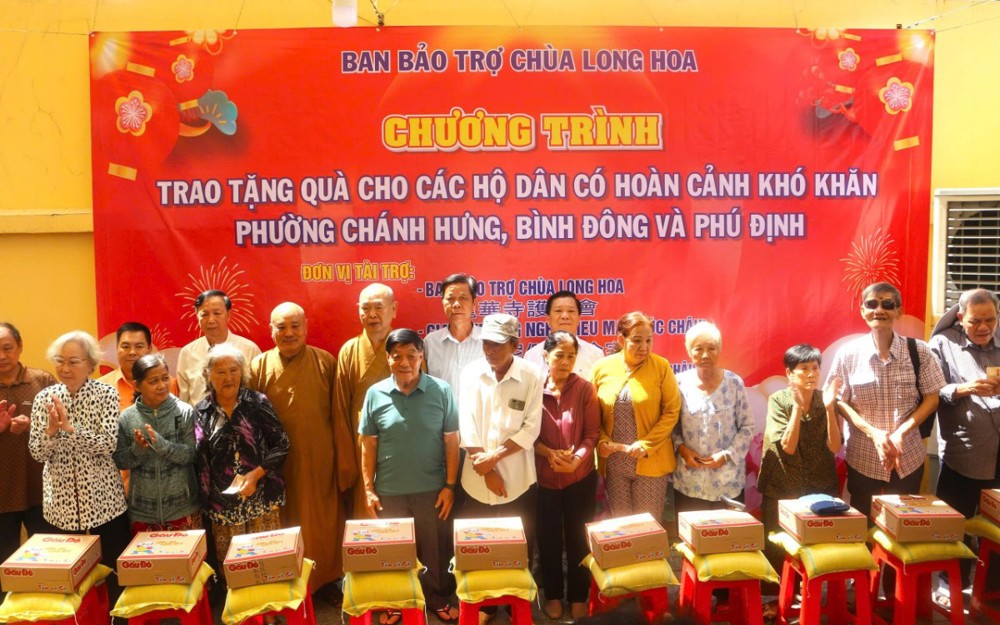 TP.HCM: Chùa Long Hoa trao quà hỗ trợ người khó khăn nhân dịp Đại hội Phật giáo TP.HCM thành công tốt đẹp