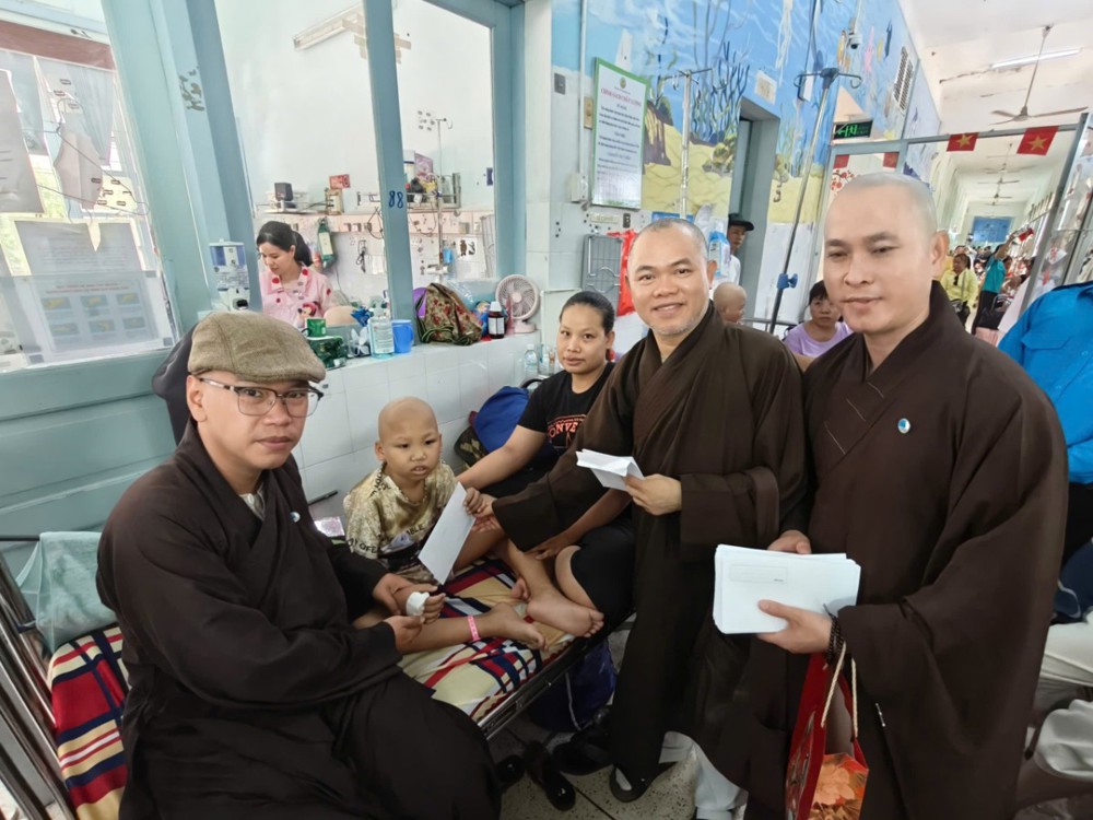 Phân ban TT-XH Giáo dục Trung ương thăm, tặng quà bệnh nhi tại TP.HCM