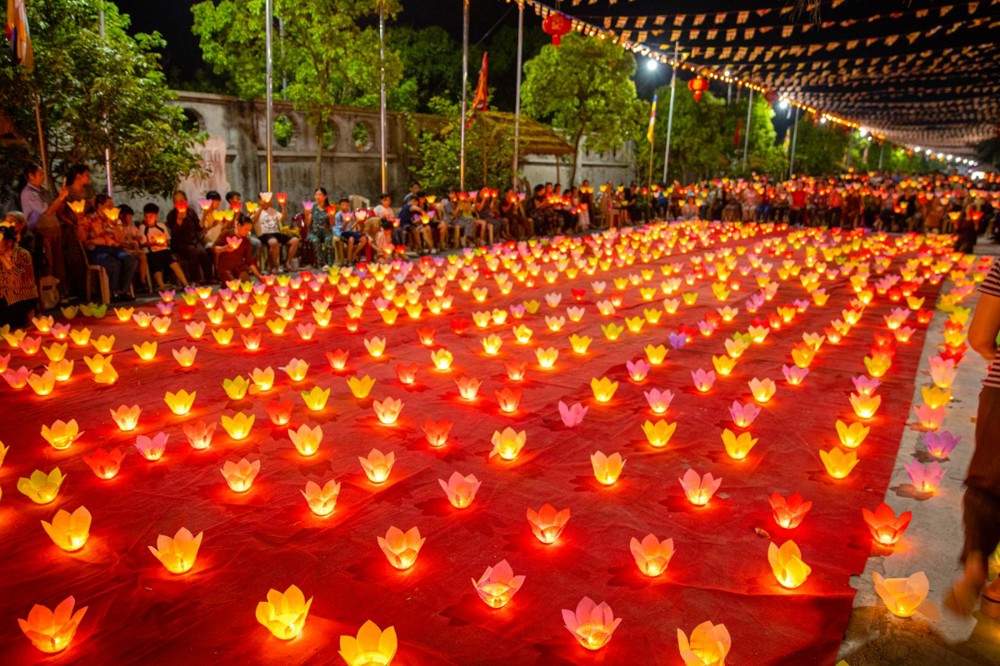 Hưng Yên: Lắng đọng đêm hoa đăng lễ hội vía Quan Âm tại chùa Thiên Long