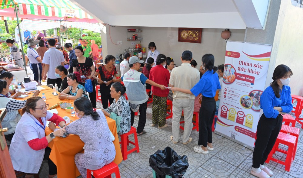 Vĩnh Long: Thiền viện Thiện Minh tổ chức khám bệnh và cấp thuốc miễn phí, sẻ chia khó khăn với người nghèo