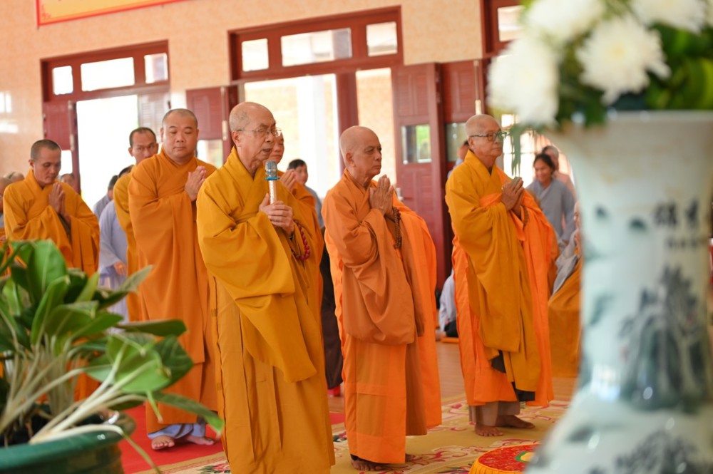 Vĩnh Long: chùa Đông Phước trang nghiêm tổ chức lễ húy nhựt Thượng tọa Thích Trí Định và cử hành lễ rót đồng đúc tượng Bổn sư