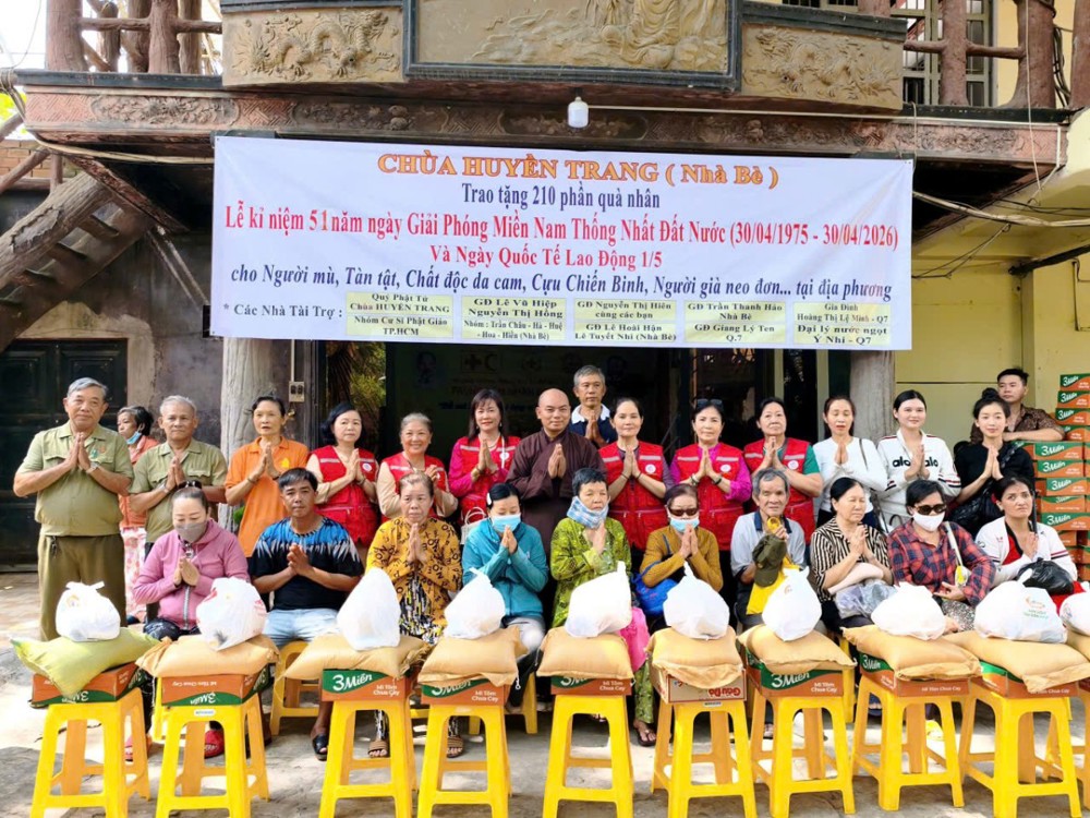 TP.HCM: Chùa Huyền Trang trao 210 phần quà nhân dịp 30/4 – 1/5
