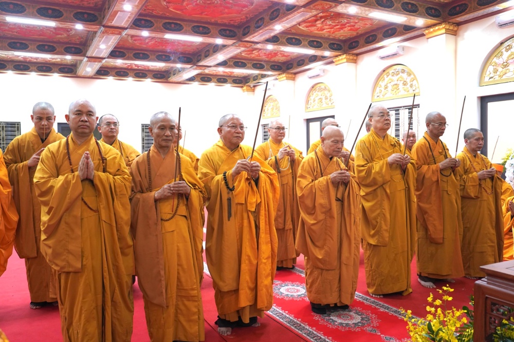 HĐTS GHPGVN cùng các phái đoàn kính viếng tang lễ Trưởng lão Hòa thượng Thích Thanh Dục