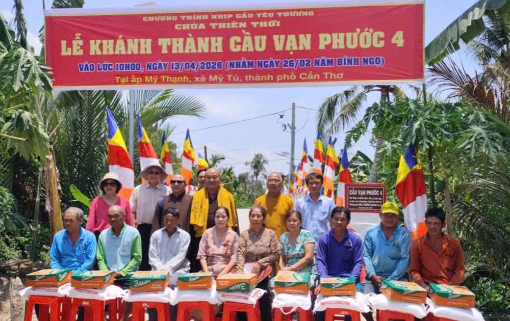 Cần Thơ: “Nhịp cầu yêu thương” khánh thành cầu bê tông nông thôn và tặng quà từ thiện