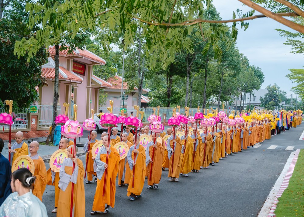 Đồng Tháp: Rực rỡ sắc hoa và nhiều hoạt động ý nghĩa trong mùa Phật đản tại chùa Hòa Long - Văn phòng 2 Ban Trị sự Phật giáo tỉnh