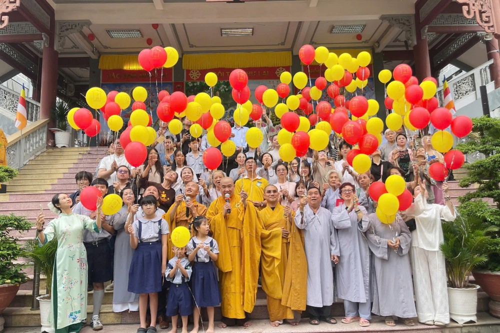 TP.HCM: Thiền viện Quảng Đức trang nghiêm cử hành nghi thức Tắm Phật kính mừng Đại lễ Phật đản Phật lịch 2570