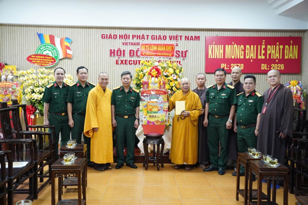 TP.HCM: Phái đoàn Quân khu 7 thăm, chúc mừng Văn phòng 2 Trung ương GHPGVN nhân Đại lễ Phật đản