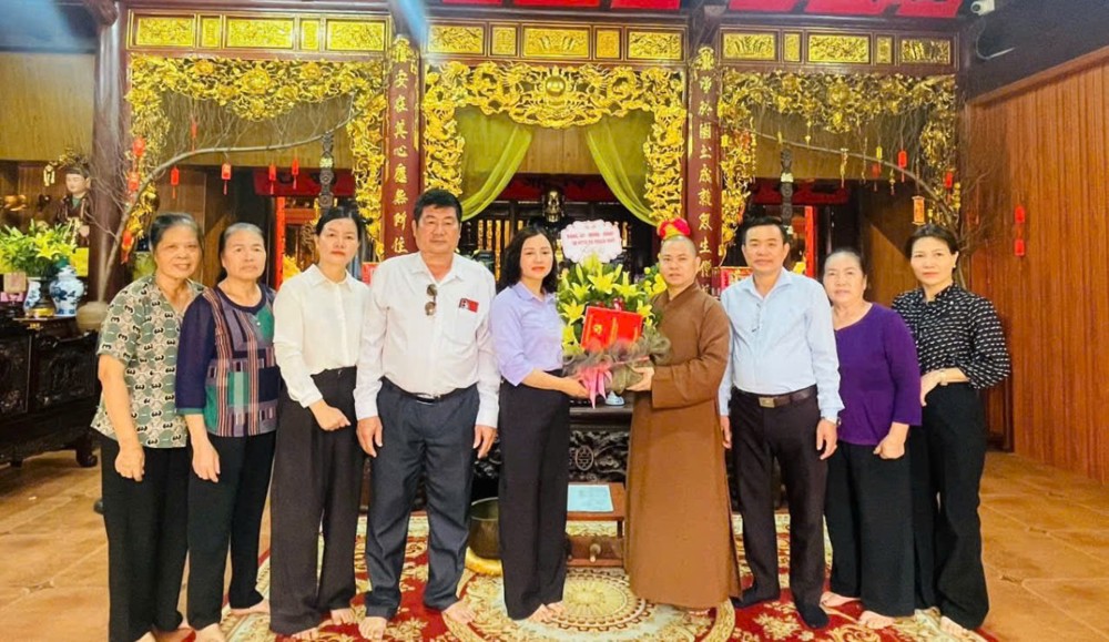 Hà Nội: Lãnh đạo xã Thạch Thất chúc mừng Đại lễ Phật đản PL.2570 tại chùa Chân Long