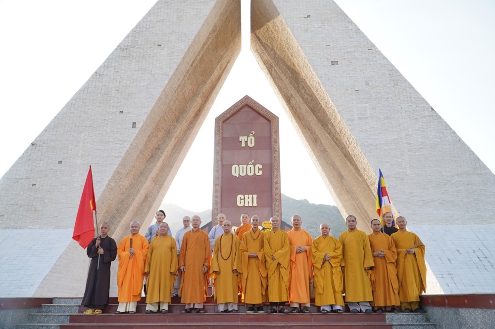 Khánh Hòa: Ban Thường trực Ban Trị sự GHPGVN tỉnh (khu vực Nam Khánh Hòa) viếng Nghĩa trang Liệt sĩ Ninh Thuận nhân dịp Đại lễ Phật đản PL. 2570