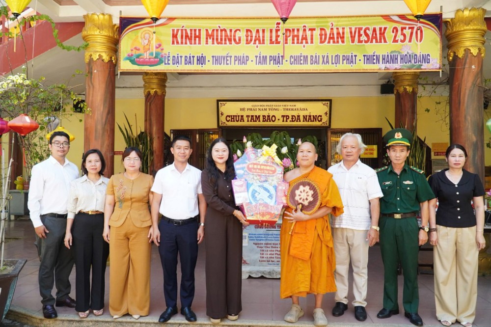 Đà Nẵng: Lãnh đạo phường Hải Châu và Liên hiệp các tổ chức hữu nghị thành phố thăm, chúc mừng Đại lễ Phật đản tại chùa Tam Bảo