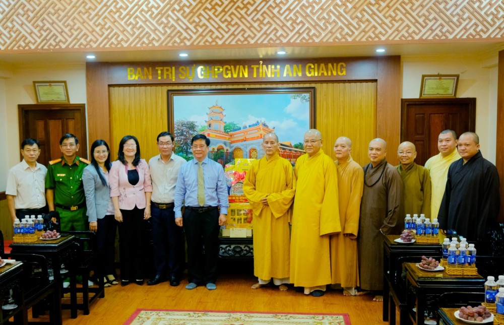 Lãnh đạo tỉnh An Giang thăm, chúc mừng Ban Trị sự GHPGVN tỉnh nhân Đại lễ Phật đản PL.2570