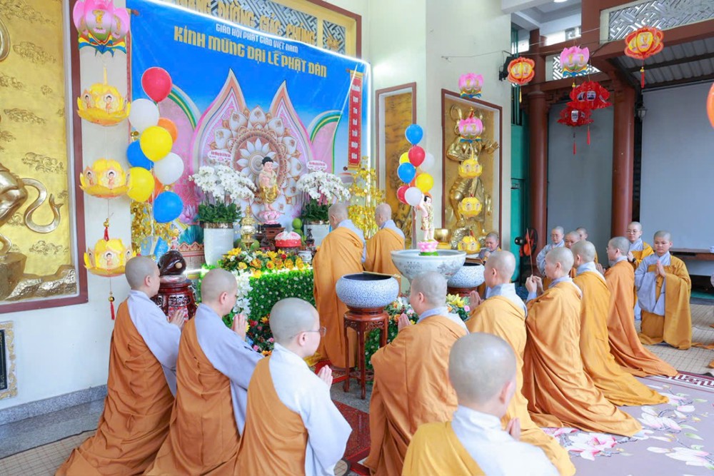 TP.HCM: Ni viện Vạn Hạnh trang nghiêm cử hành Lễ tắm Phật kính mừng Đại lễ Phật đản PL.2570
