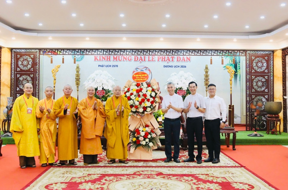 Hưng Yên: Tòa Giám mục Thái Bình thăm, chúc mừng Đại lễ Phật đản Phật lịch 2570 tại chùa Phúc Lâm Tiên Quán