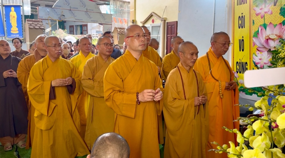 Chư Tôn đức kính viếng Tang lễ Thân phụ Đại đức Thích Chân Định