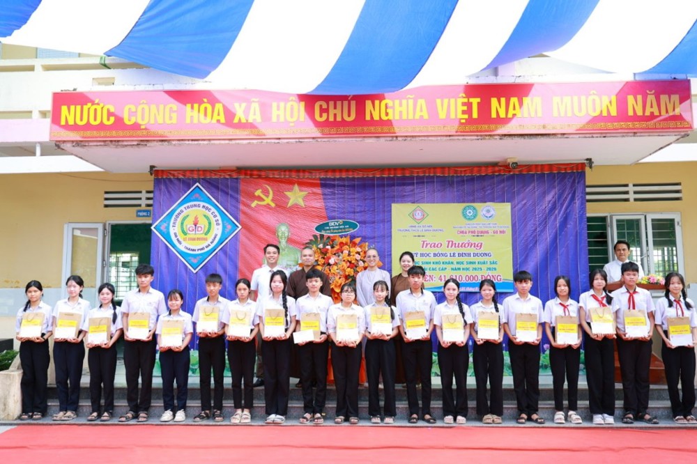 Ban KTTC và Ban TT-XH GHPGVN TP.Đà Nẵng phối hợp cùng chùa Phổ Quang trao học bổng mùa Phật đản