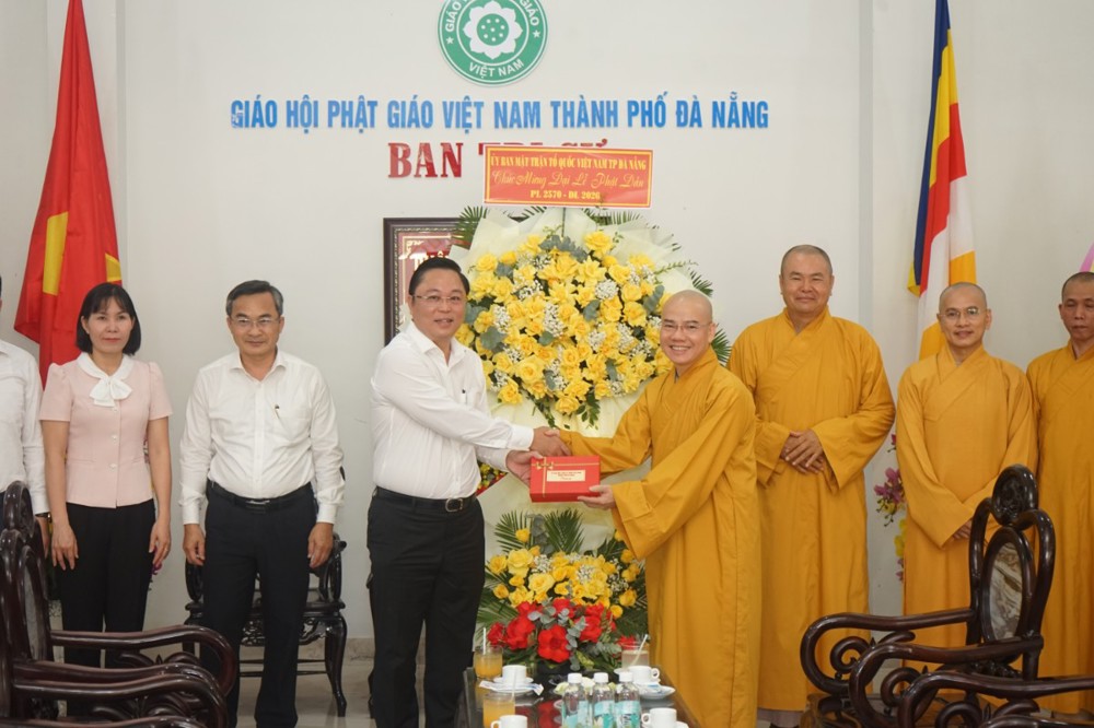 Đà Nẵng: Ban Thường trực Ủy ban Mặt trận Tổ quốc thành phố thăm và chúc mừng Phật đản PL.2570
