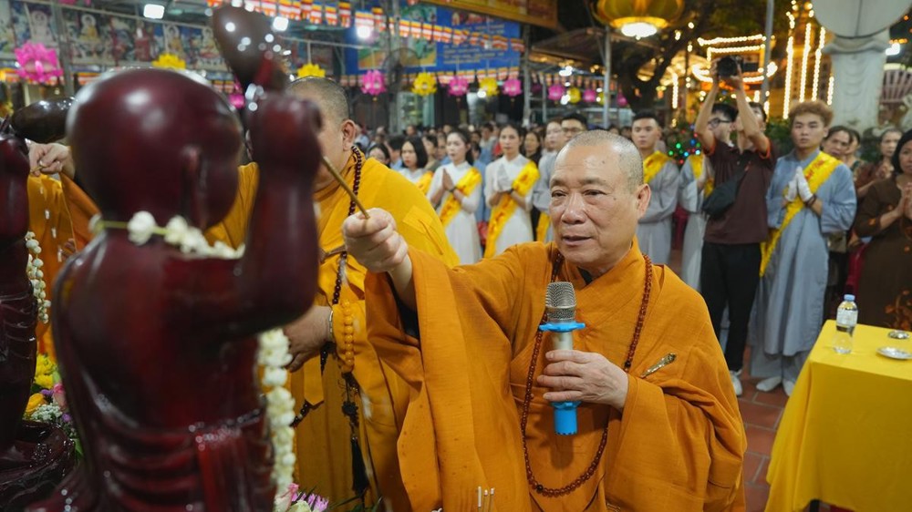 Hà Nội: Phật tử thành kính mừng Đại lễ Phật đản Phật lịch 2570 tại chùa Linh Ứng – Tương Mai
