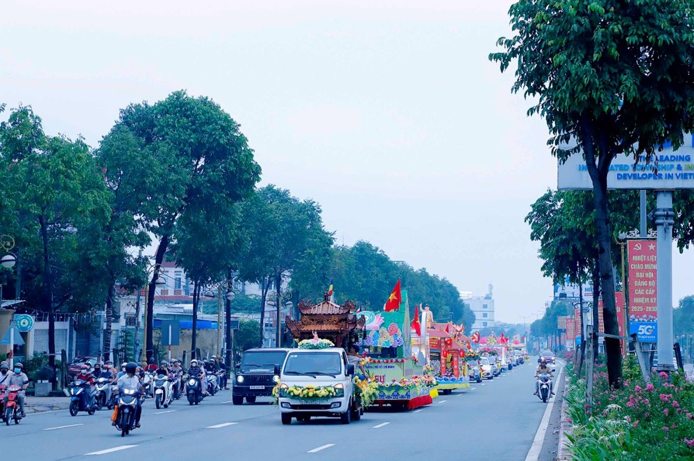 [ẢNH] TP.HCM: Hân hoan diễu hành xe hoa đón mừng Đại lễ Phật đản Phật lịch 2570