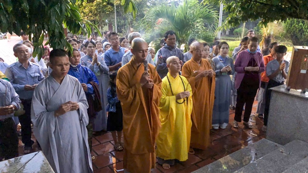 Quảng Ngãi: Chùa Khánh Sơn dâng hương tưởng niệm anh hùng liệt sĩ và thả hoa đăng cầu nguyện hòa bình nhân mùa Phật đản PL.2570