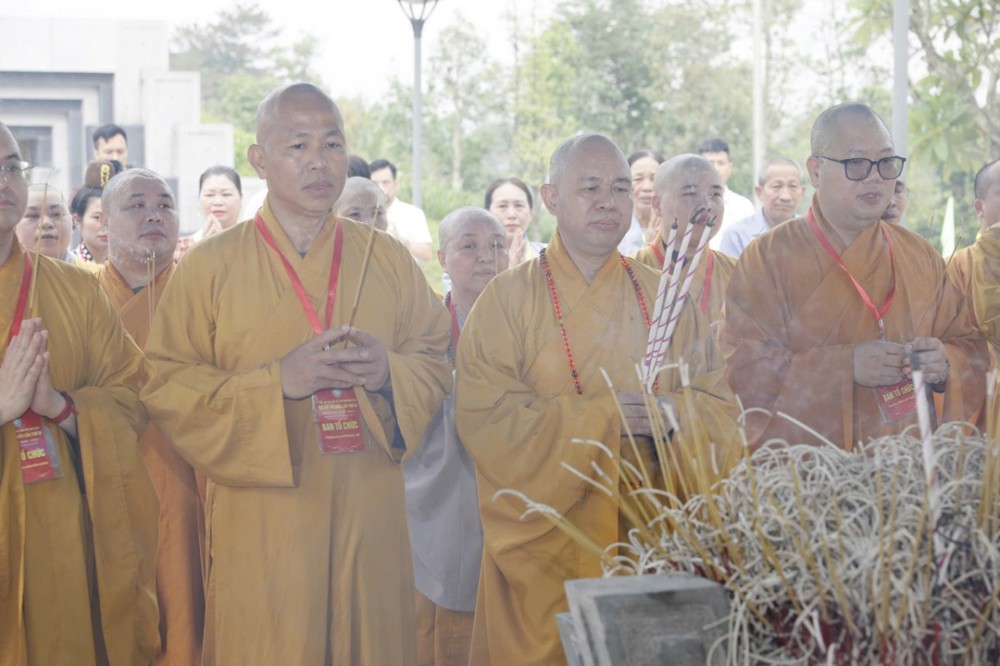 Điện Biên: Chư tôn đức và đại biểu Đại hội Phật giáo tỉnh Điện Biên dâng hương tưởng niệm các anh hùng liệt sĩ