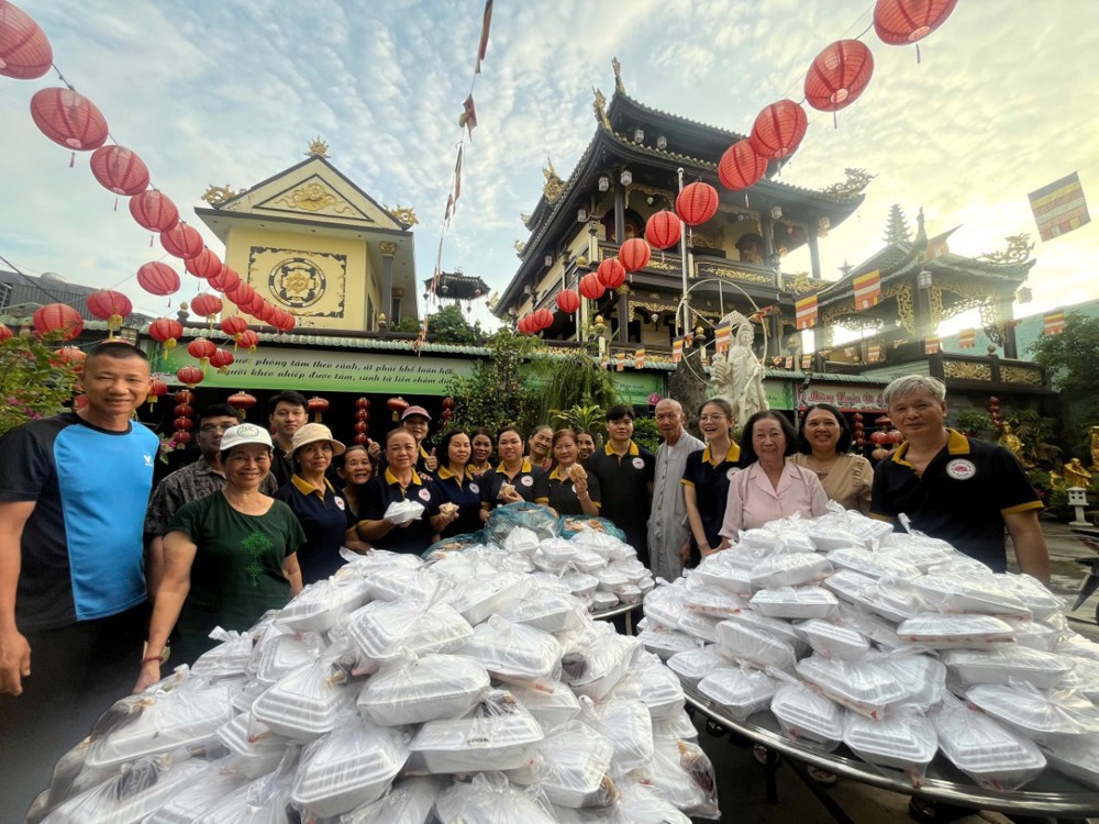 TP.HCM: Chùa Minh Giác phát tặng gần 300 suất ăn sáng kính mừng Phật đản