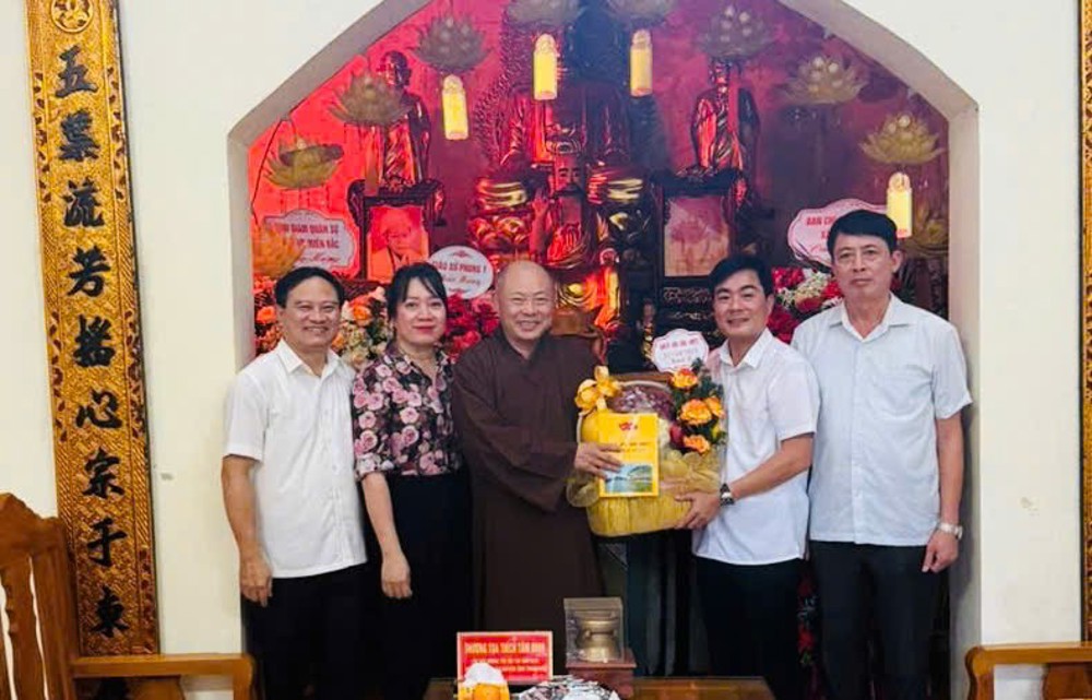 Thanh Hóa: Lãnh đạo các xã và Giáo xứ Phong Ý thăm, chúc mừng Đại lễ Phật đản tại chùa Ngọc Châu