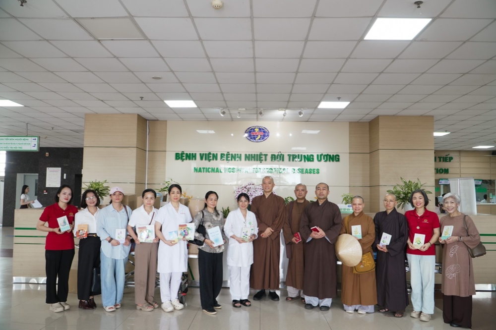 Trao tặng “Tủ sách Vĩnh Nghiêm Tâm An”, gieo hạt giống an lành tại Bệnh viện Nhiệt Đới Trung ương