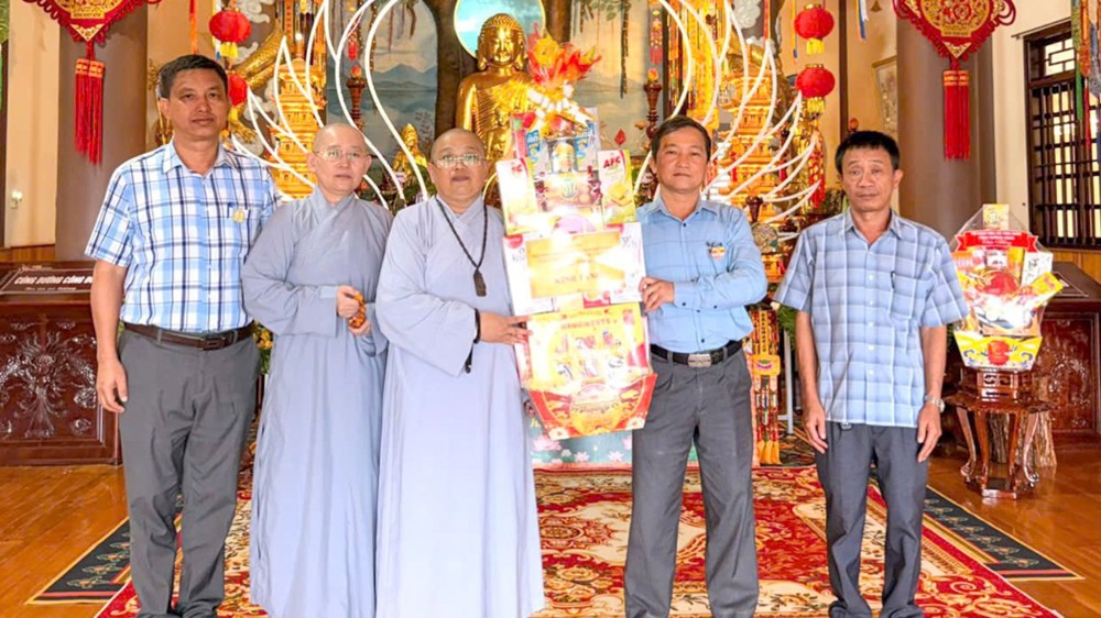 Quảng Ngãi: Hội Liên hiệp Phụ nữ tỉnh và lãnh đạo xã Đăk Rơ Va thăm, chúc mừng Phật đản tại chùa Pháp Hoa