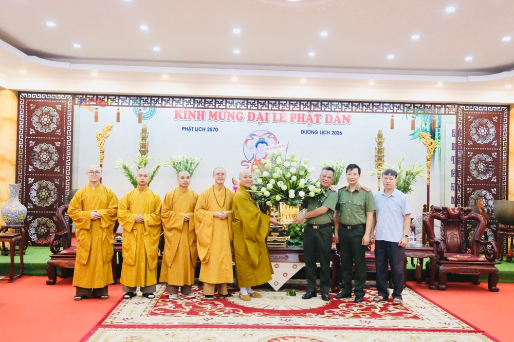 Công an tỉnh Hưng Yên thăm, chúc mừng Đại lễ Phật đản Phật lịch 2570 tại chùa Phúc Lâm Tiên Quán