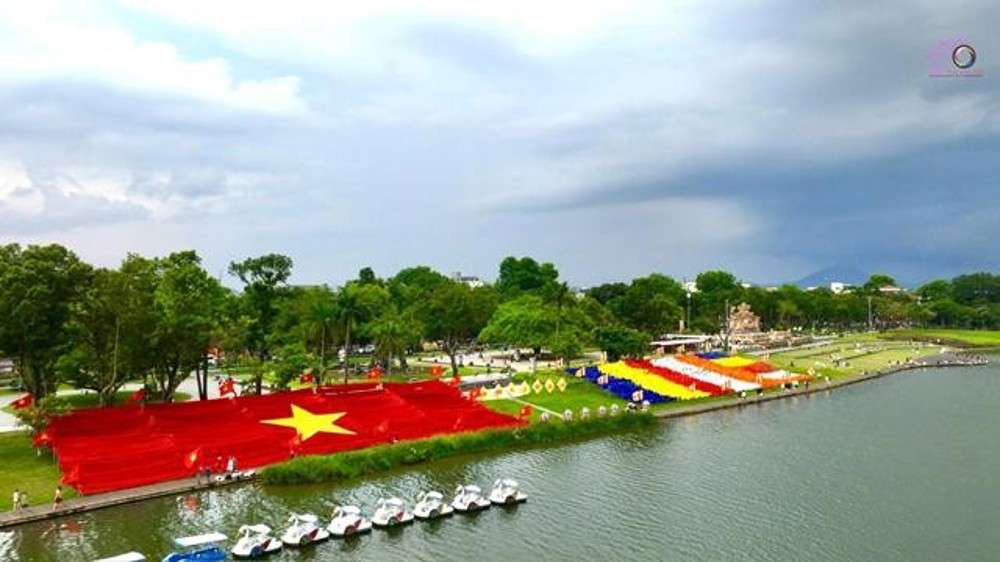 Phật giáo Huế thiết trí 2 đại kỳ cúng dường Đại lễ Phật đản PL.2570 - DL.2026