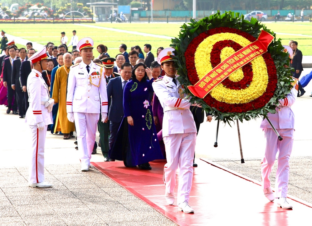 Đoàn đại biểu TƯ GHPGVN tham dự Đại hội đại biểu toàn quốc Mặt trận Tổ quốc Việt Nam lần thứ XI, nhiệm kỳ 2026 - 2031, cùng các đoàn thể Trung ương vào Lăng viếng Chủ tịch Hồ Chí Minh