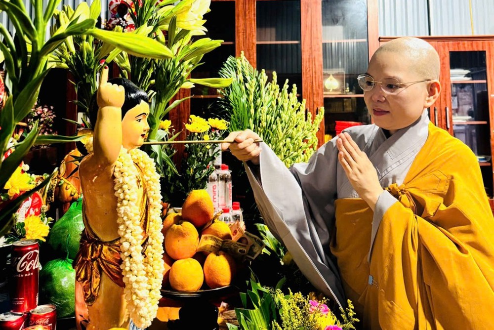 Hà Nội: Trang nghiêm Đại lễ Phật đản tại chùa Linh Quang