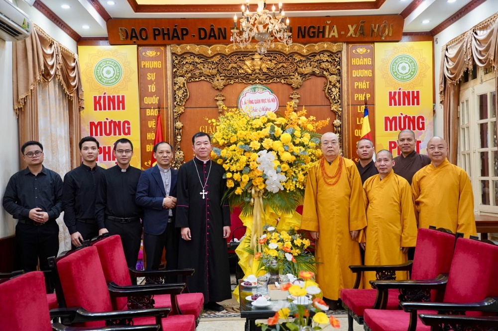 Hà Nội: Tổng Giáo phận Hà Nội chúc mừng TƯ GHPGVN nhân dịp Đại lễ Phật đản PL.2570-DL.2026