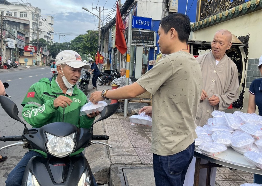 TP.HCM: Chùa Minh Giác tổ chức các hoạt động thiện nguyện và thắp nến cúng dường nhân mùa Phật đản