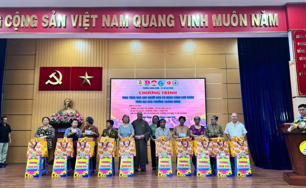 TP.HCM: Chùa Lộc Dã trao quà cho hộ khó khăn nhân mùa Phật đản PL.2570