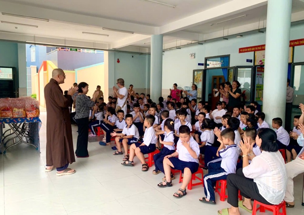 TP.HCM: Tặng quà học sinh khuyết tật nhân mùa Phật đản PL.2570 – DL.2026