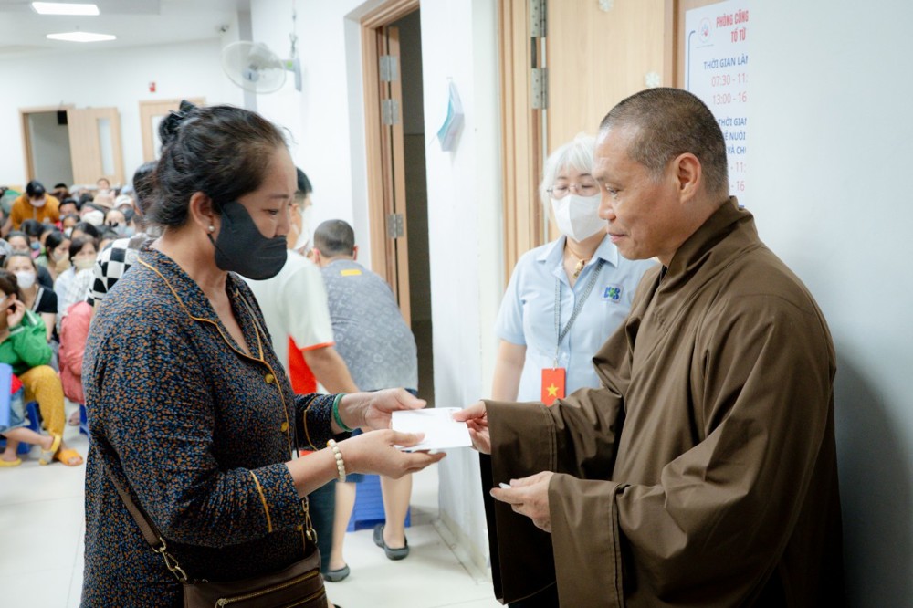 TP.HCM: Tu viện Khánh An trao tặng 500 phần quà đến bệnh nhân ở bệnh viện Ung bướu trước thềm Phật đản