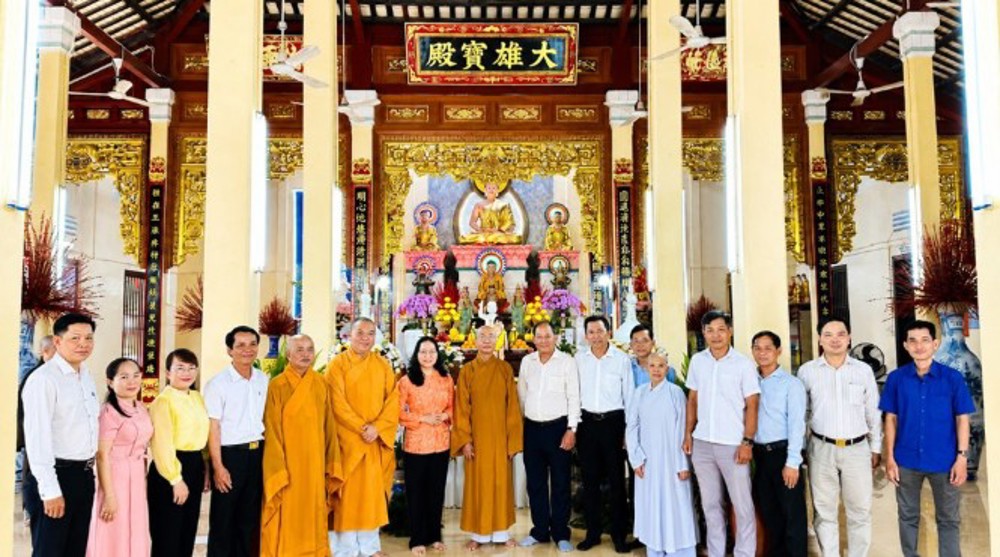 Vĩnh Long: Đoàn Ủy ban MTTQVN tỉnh, Ban Nội chính Tỉnh ủy và lãnh đạo phường An Hội thăm, chúc mừng Đại lễ Phật đản PL.2570 Ban Trị sự GHPGVN khu vực Bến Tre