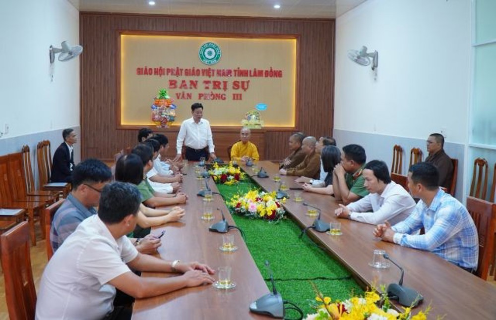 Lâm Đồng: Phái đoàn lãnh đạo tỉnh và phường Bắc Gia Nghĩa chúc mừng Đại lễ Phật đản PL.2570