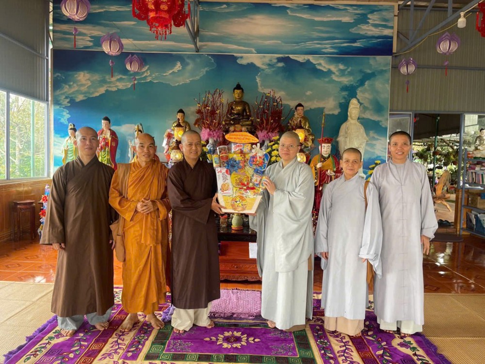 Đắk Lắk: Chư Tôn đức huyện Krông Búk cũ thăm hỏi, chia sẻ đạo tình nhân mùa Phật đản PL.2570