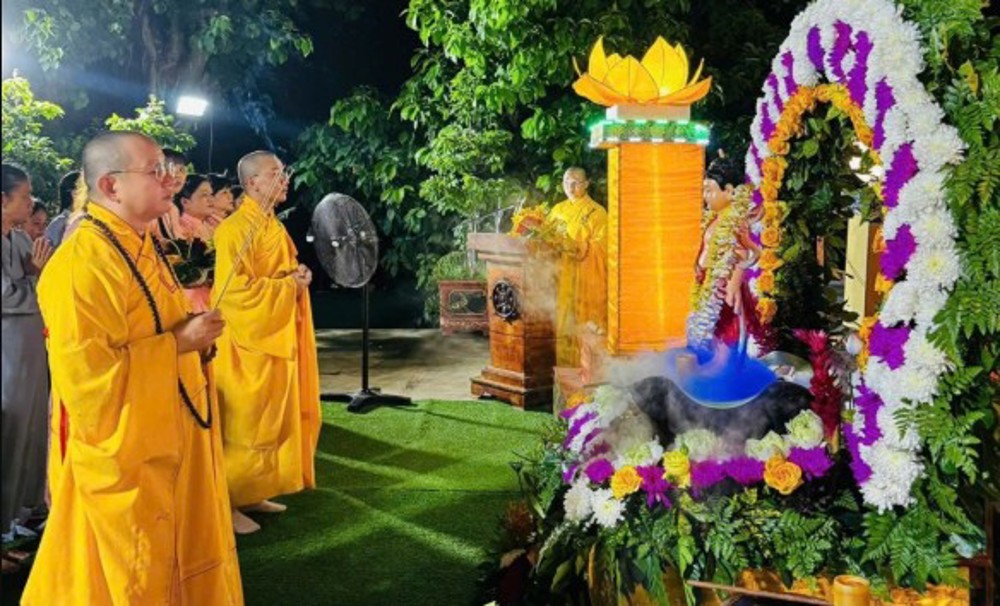 Đà Nẵng: Trang nghiêm lễ tắm Phật tại chùa Nam Thành
