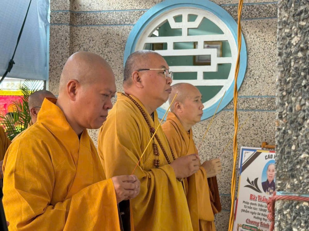 Cà Mau: Ban Giám hiệu Trường Trung cấp Phật học TP.HCM viếng tang thân mẫu TT.Thích Minh Trí