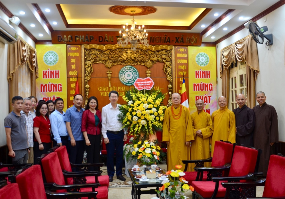 Lãnh đạo phường Cửa Nam và Viện Trần Nhân Tông thăm, chúc mừng TW GHPGVN nhân mùa Phật đản Vesak 2026