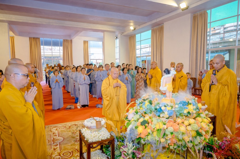 TP.HCM: Lễ tắm Phật trang nghiêm tại chùa Minh Đạo