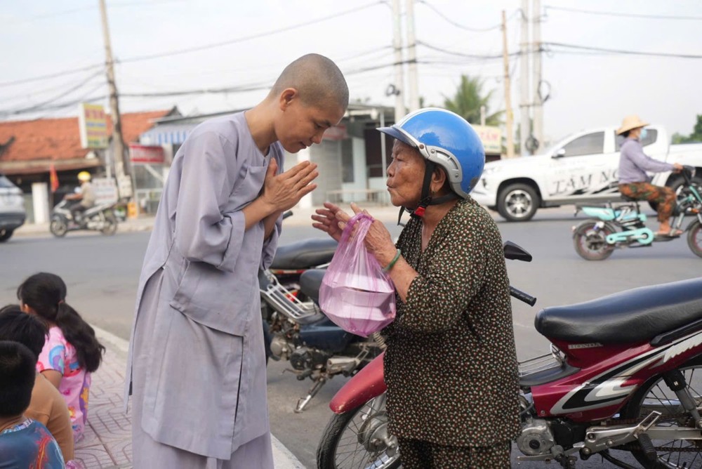 Tây Ninh: Chùa Tân Phước lan tỏa giá trị nhân văn, thiết thực chăm lo đời sống người dân qua 400 suất ăn nghĩa tình