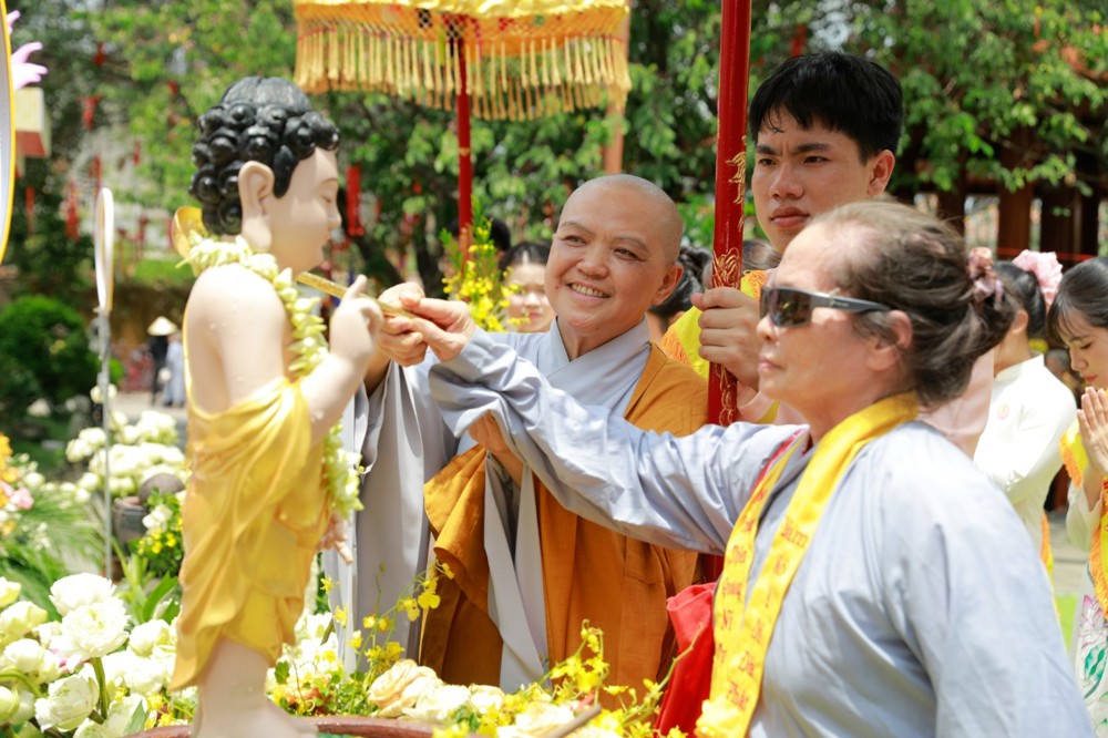 TP.HCM: Chùa Thiên Quang quy y Tam bảo và trao quà cho 500 người khiếm thị trong mùa Phật Đản