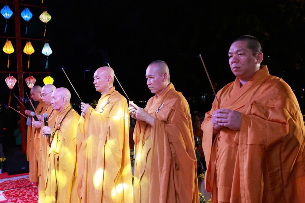 TP.HCM: Trang nghiêm Lễ khai kinh Khánh đản và thắp sáng 7 đóa sen trên kênh Nhiêu Lộc kính mừng Phật đản PL.2570