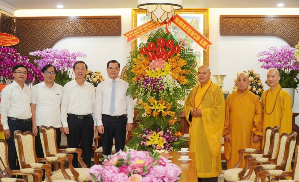 Bộ trưởng Bộ Dân tộc và Tôn giáo đến thăm chúc mừng Đại lễ Phật đản tại Tổ đình Vĩnh Nghiêm