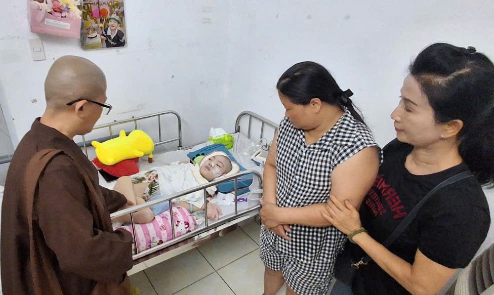Đà Nẵng: Chùa Phổ Hiền trao tặng 100 suất quà cho bệnh nhi bệnh tim bẩm sinh
